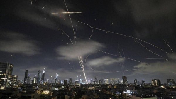 金牛在线 伊朗连打3波反击，2次动用高超弹，以军拦截弹见底，误炸自己人？