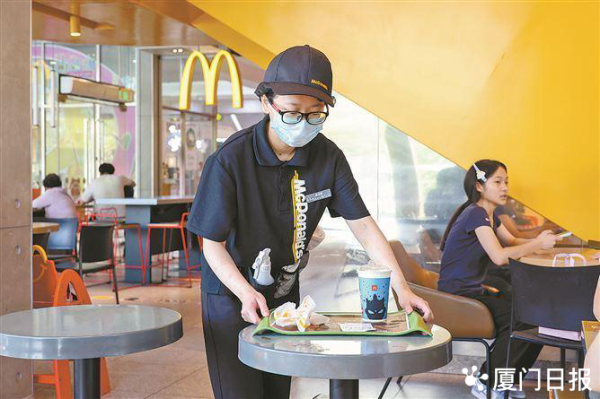 益丰配资 高考完说“要努力工作”的谢佳薇, 开始“上班”啦