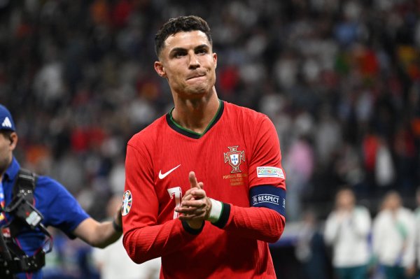 易信盈 萨哈：C罗可能已准备参加世界杯；他的足球成就甚至让梅西失色