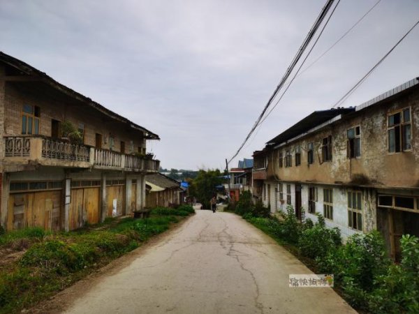 牛壹佰 行走自贡：荣县乌老山上的懂政老街