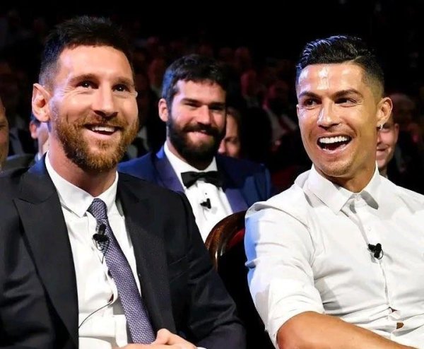 宏粤配资 炸锅！C罗说出心里话：梅西绝对没我强！曾自称世界第一第二第三